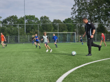 Laatste training S.K.N.W.K. JO10-1 (partijtje tegen de ouders) van woensdag 22 mei 2024 (65/133)